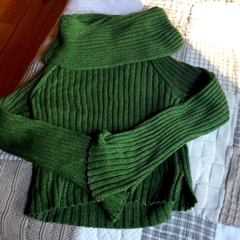 Hand knit.. sweater🌺